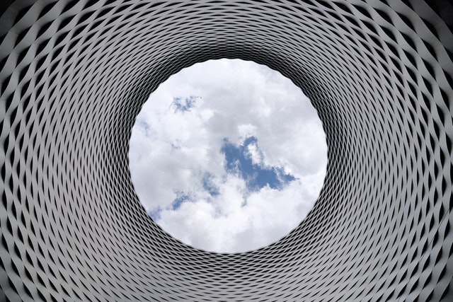 Tunel vytvorený z hliníka s pohľadom na nebo