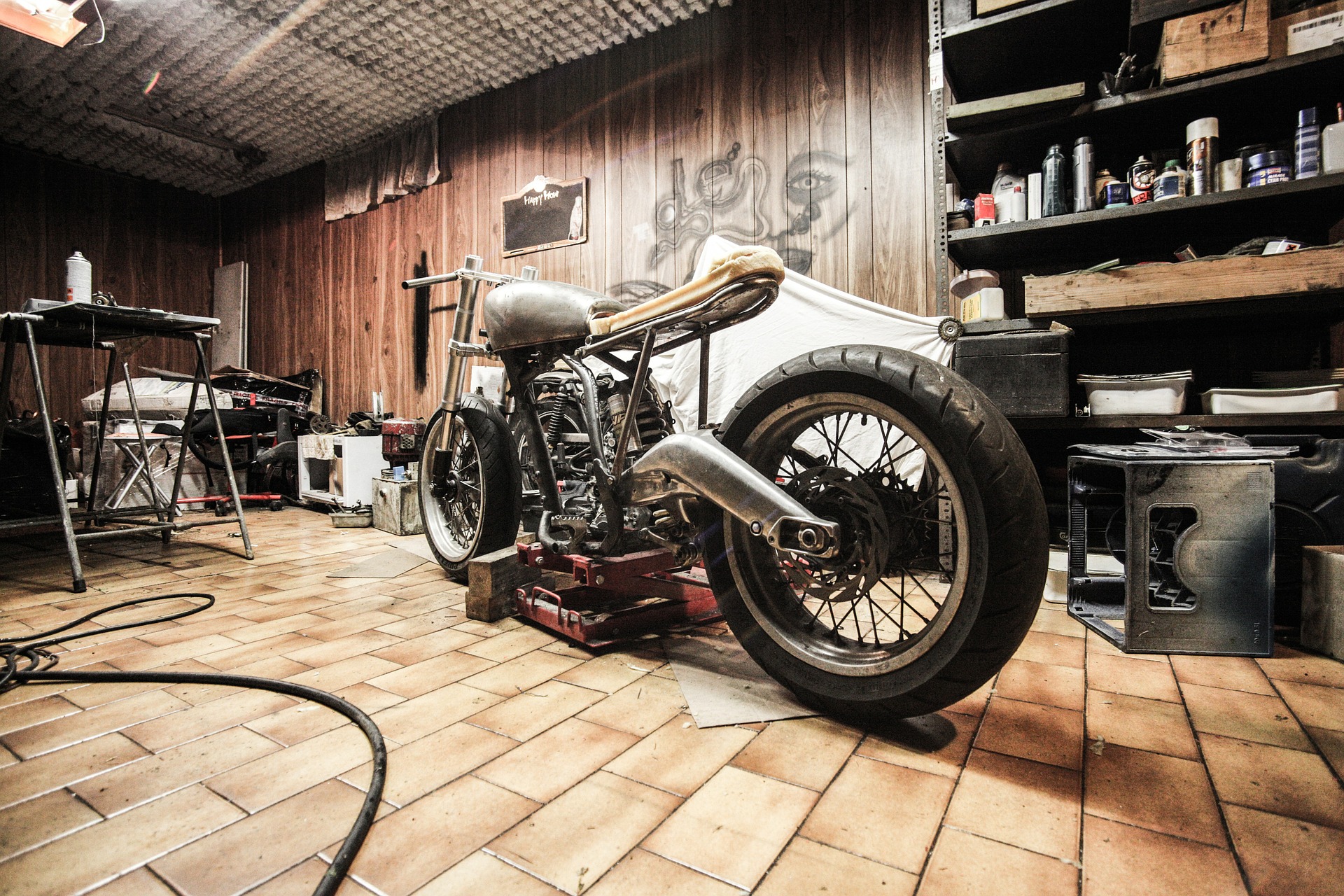 motorbike-407186_1920