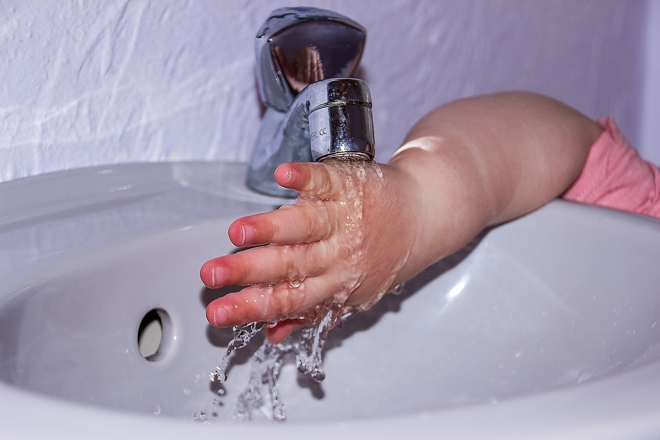 Umývadlo, detská ruka